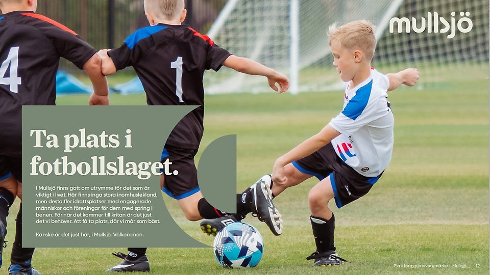 Bild på en pojke som sparkar en boll på en fotbollsplan. I bakgrunden syns fler barn som är med och spelar. På bilden finns också texten "Ta plats i fotbollslaget".