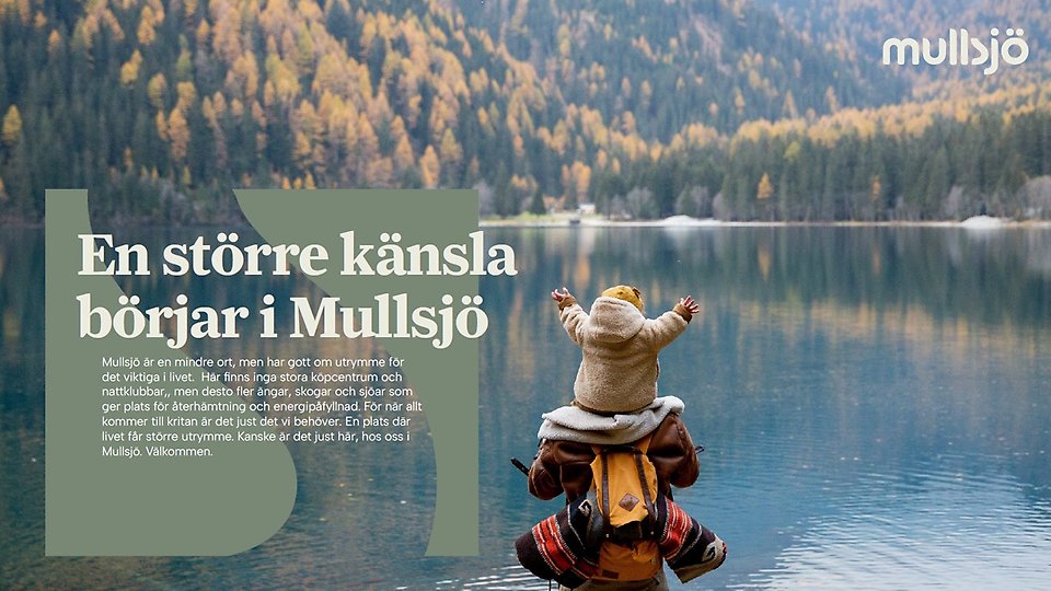 Ett barn sitter på sin förälders axlar och tittar ut över en sjö. På bilden syns budskapet "En större känsla börjar i Mullsjö"